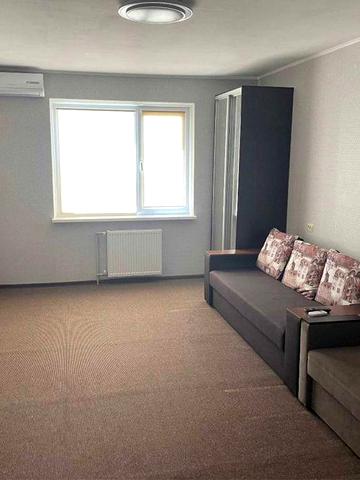 Здається довгостроково 1-кімнатна. Власник