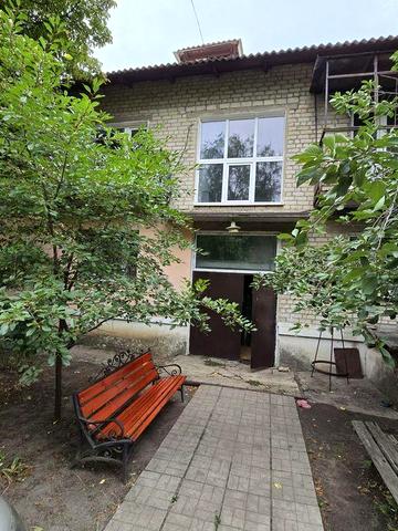 Дво кімнатна квартира( можливо для бізнесу) в центрі+ гараж+ підвал