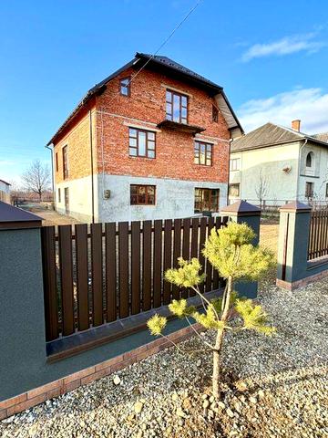 Просторий будинок у центрі села Слобідка