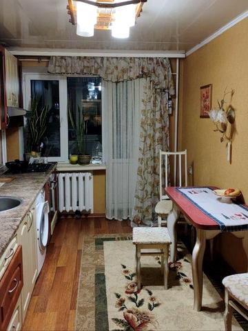 Поділ велика 3-х кімнатна квартира гарний стан