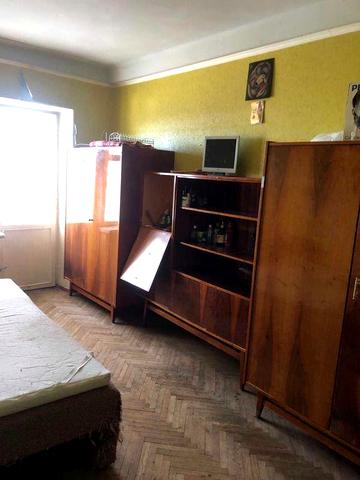 Продається в центрі однокімнатна під ремонт