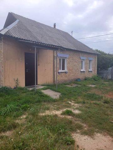 Будинок з земельною ділянкою в с.Озера