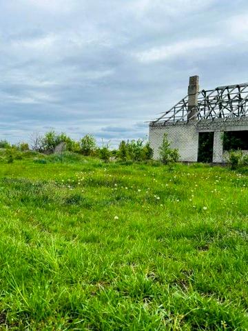 Продаж недобудованого будинку з ділянкою