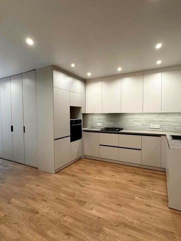 Студентська вул., 18