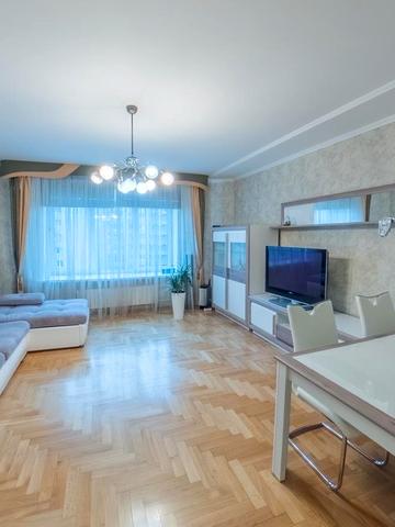 Дмитрівська вул., 45