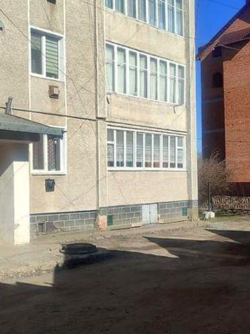 Продається трикімнатна квартира з гаражом