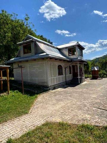 Будинок з великою ділянкою з можливістю побудови туристичного комплекс