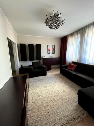 Миколи Амосова вул., 4