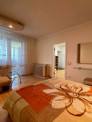 Метро пішки. Продаж трикімнатної (+ гостинна) квартири в Києві