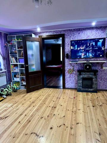 3-кімнатна квартира в смт Хорошів з ремонтом та власним гаражом