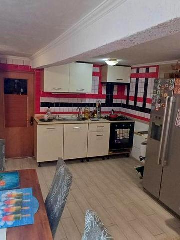 Здам в оренду 4 кімнатний півособняк в центрі.