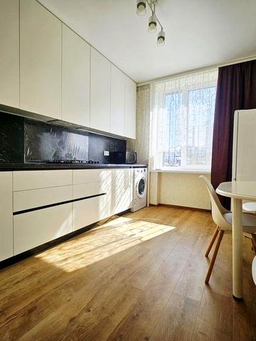 Продаж просторої і затишної  2к  Вокзальна площа 1