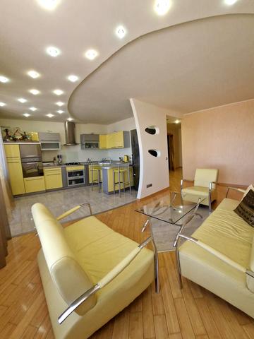 Академіка Євгена Лазаренка вул., 48а