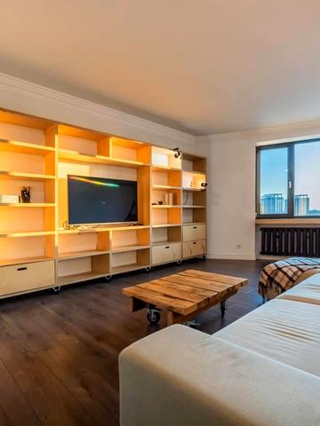 Анни Ахматової вул., 45