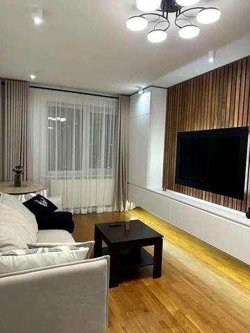 Сдаю двухкомнатную квартиру метро Палац Украина 5 минут пешком.