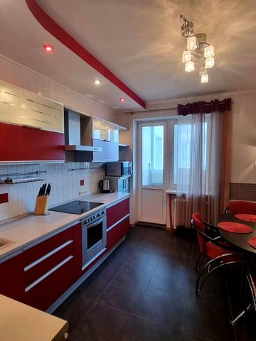 Анни Ахматової вул., 35