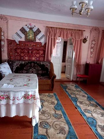 Продаж цегляного будинку та старого деревяного