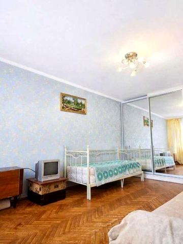 Продам 2-кімнатну квартиру.Лівий берег.Метро Вирлиця. БЕЗ %.