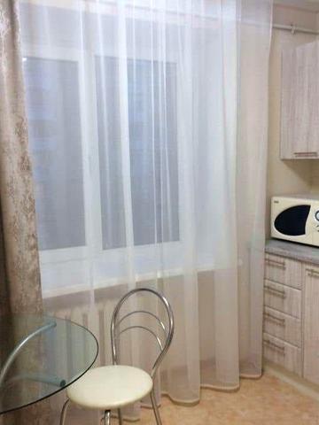 Центр Чорновола 2 б парковка у дворі