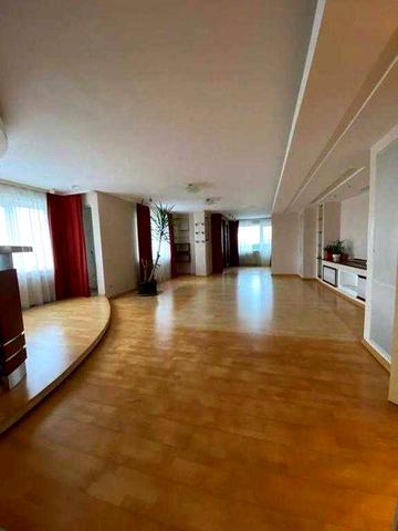 Сверстюка / Раскової Марини 5-В  Видова 3-кімн.(193кв.м)