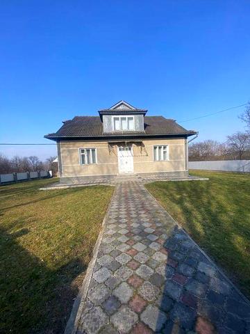 Продається просторий двохповерховий будинок в Карпатах