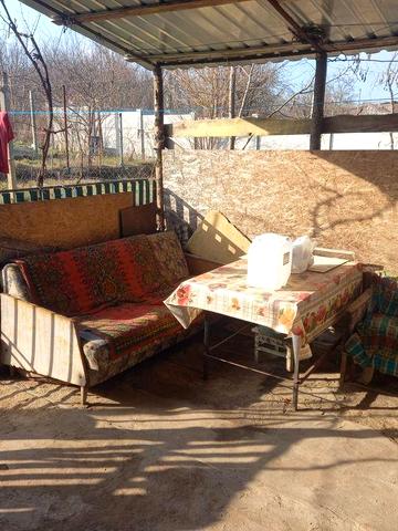 Здаю будинок біля річки. Проживаня+догляд за територією.