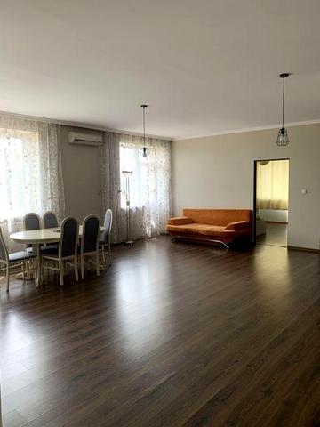 Квартира з трьома спальними кімнатами  та кімната студія