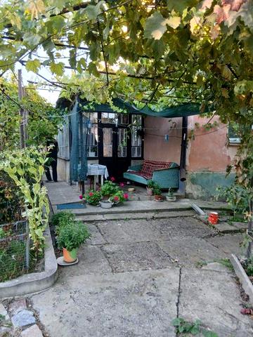 Продам квартиру у двоквартирному будинку у центрі селища Піщанка