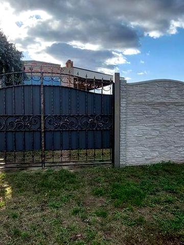Продається житлове приміщення та гараж на два авто