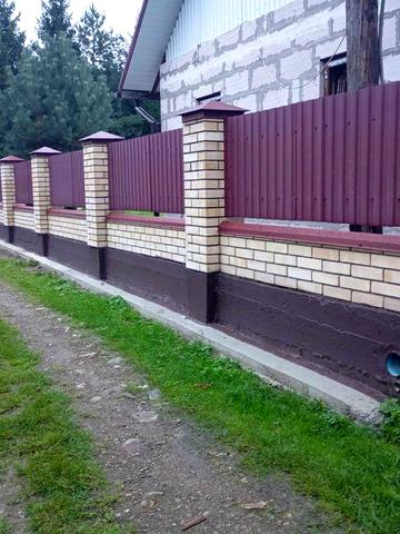 Продам земля під застройку. Є один зведений будинок та один фундамент.