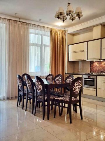 Валерія Лобановського вул., 21