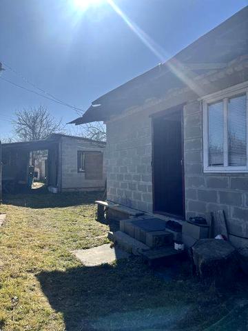 Будинок з великою ділянкою землі в передмісті Харкова