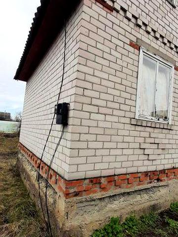 Дача з будинком, приватизована земля