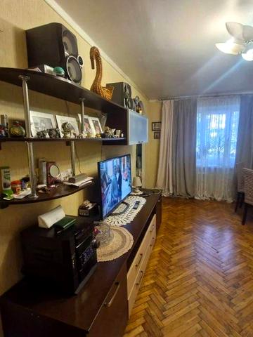 Продається трикімнатна квартира по вулиці Свистуна