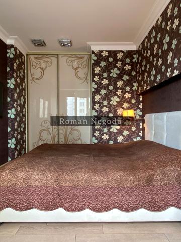 Дніпровська набережна вул., 1