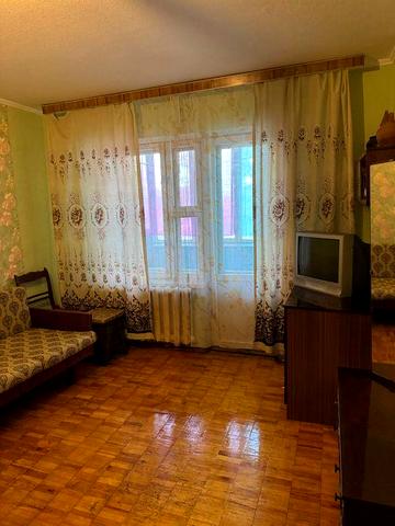 Продається велика трикімнатна квартира метро Харківська. Дуже дешево.