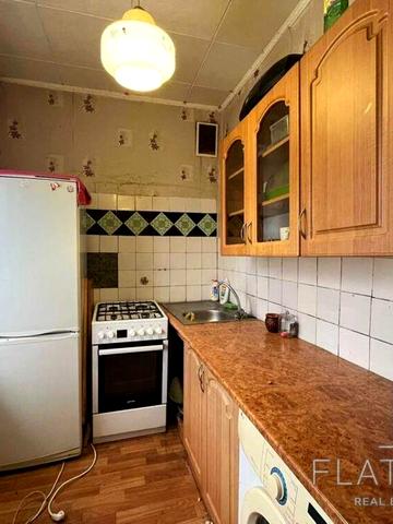 Салютна вул., 8