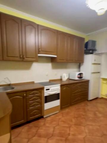 Срібнокільська вул., 24