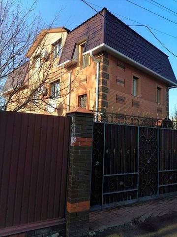 Квартира 4кімн у частній забудові з власним двором.