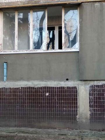 Продам 2-кмн. 1-й пов. Гната Юри 12.