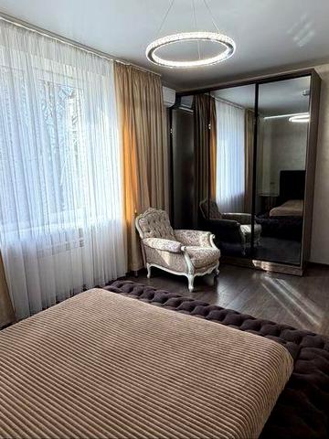 Продаж 3К квартири 76 кв. м на вул. Соборна 1а