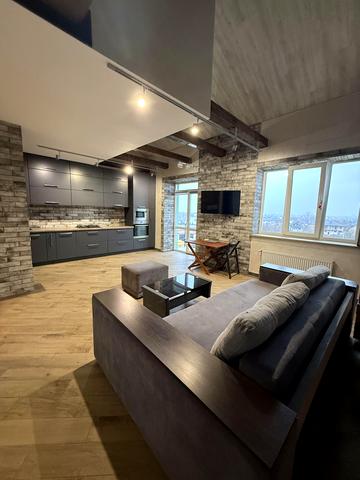 Весняна вул., 18