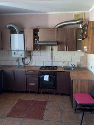 Продається трикімнатна квартира