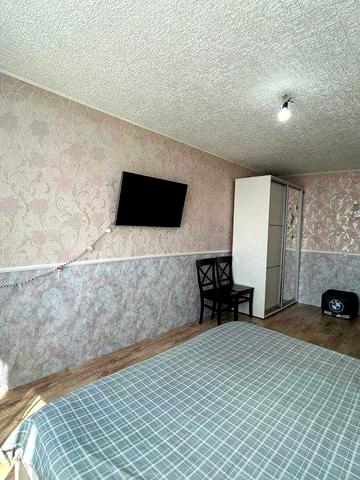 Простора  2 кімнатна квартира в Одесі з ремонтом. Є великий балкон.