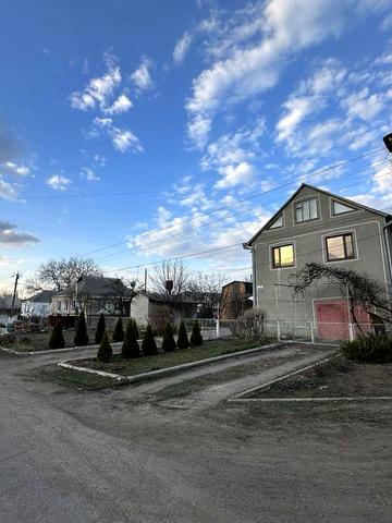 Продається затишний двоповерховий будинок