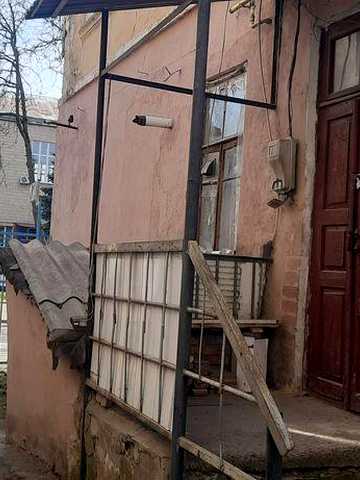 Продається 3 кімнатна квартира на 1му поверсі(Центр).)