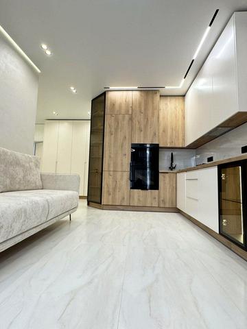 Молодіжна вул., 10