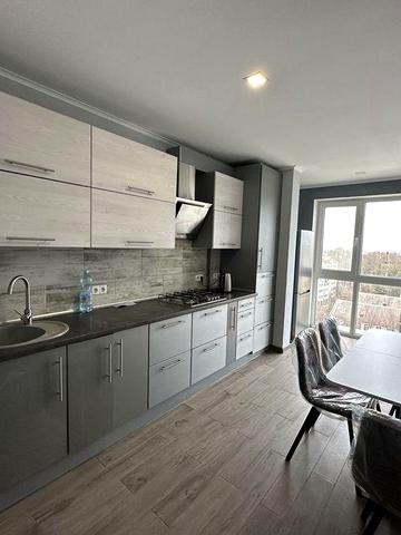 Здам 2 км в центрі поруч парк вулиця Мельника