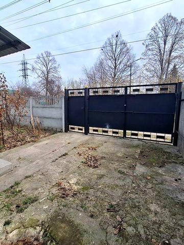 Частина будинку з окремим двором та зі зручностями.Масани.