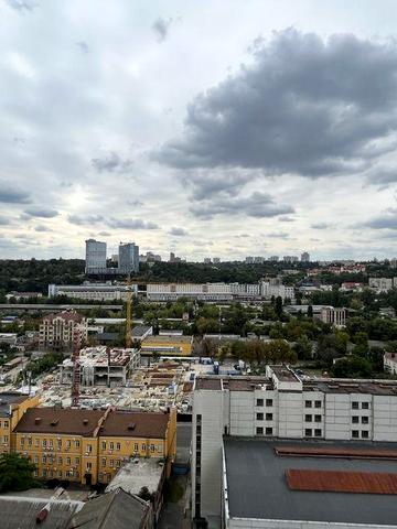 Оренда  пентхаузу вул Антоновича 72, кухня вітальня 9метрів стеля.